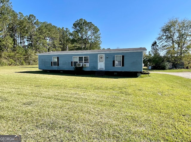 manufactured / mobile home featuring a front yard