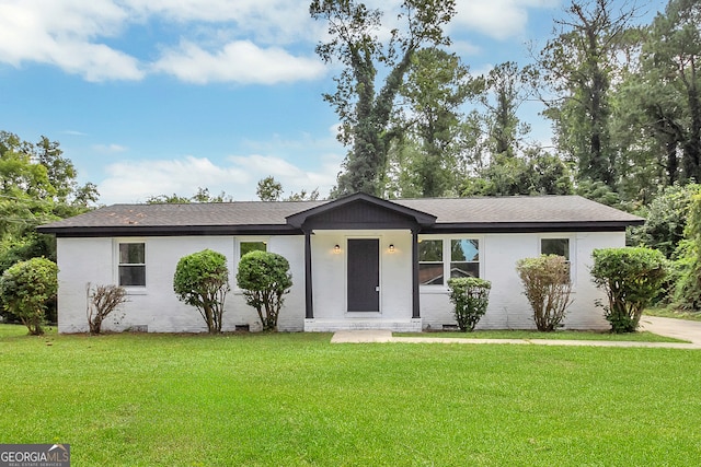 ranch-style house featuring a front yard