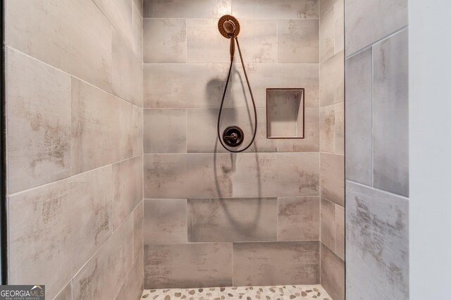 room details featuring a tile shower