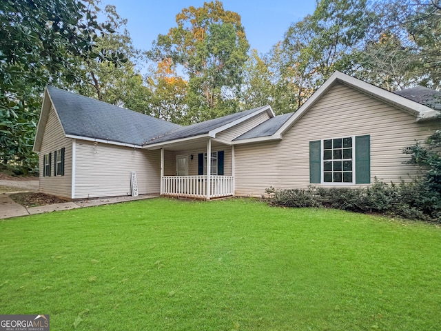 ranch-style home featuring a front lawn