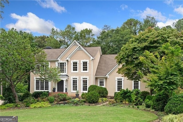 view of front facade featuring a front lawn