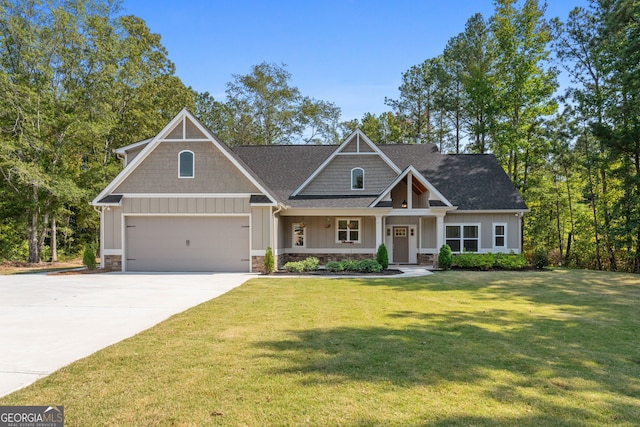 craftsman house with a porch and a front lawn