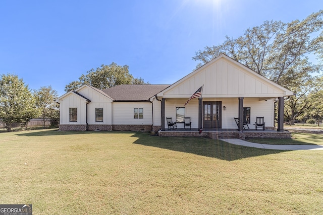 modern farmhouse style home featuring a front yard and covered porch