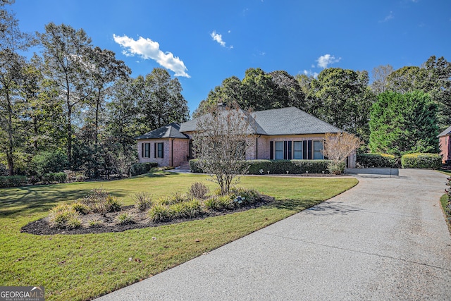 view of front of property featuring a front lawn