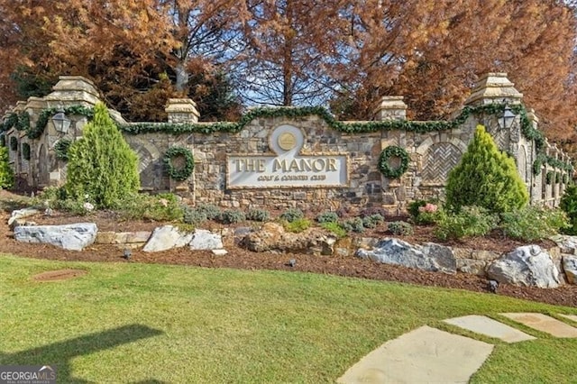 community sign featuring a yard