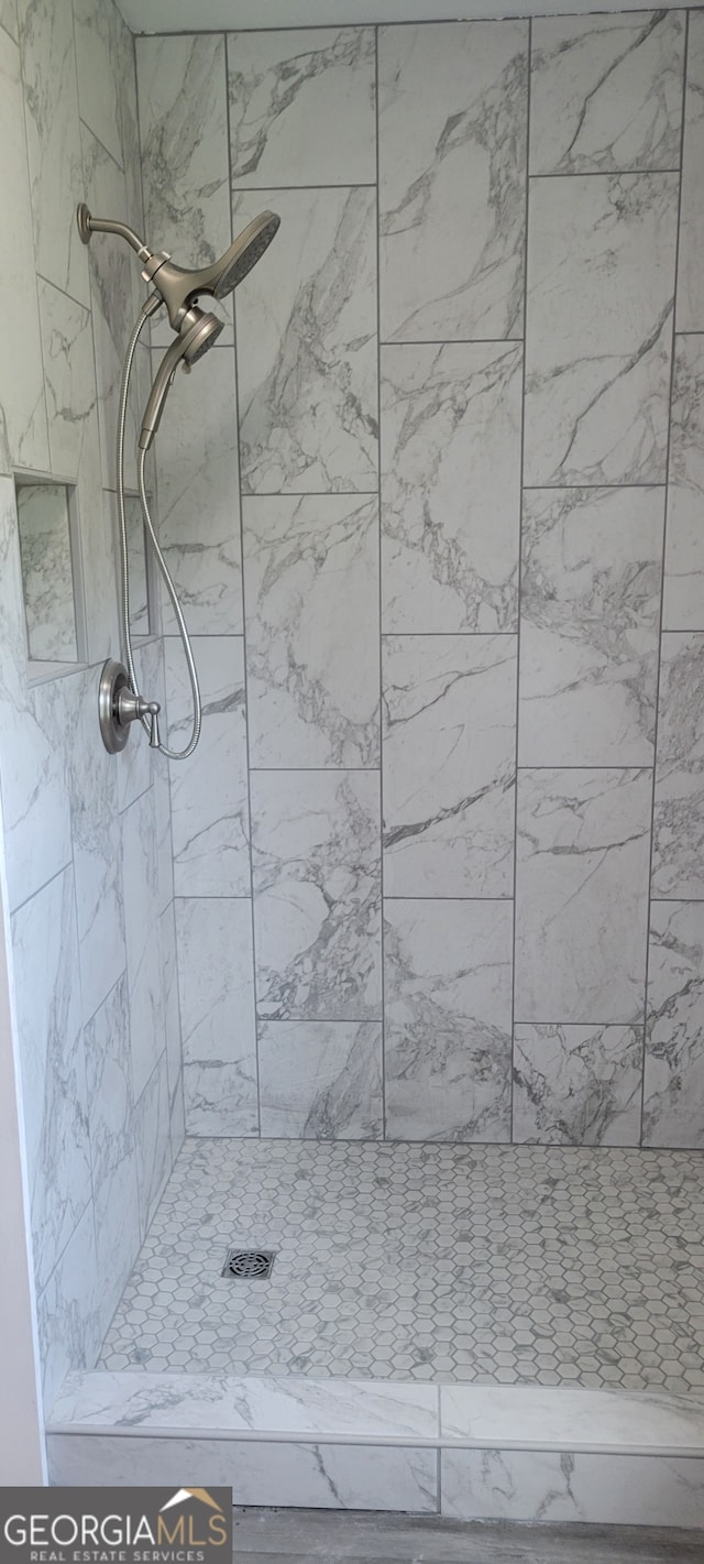 bathroom featuring a tile shower