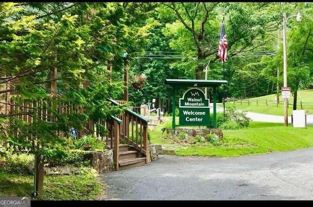 community / neighborhood sign featuring a lawn