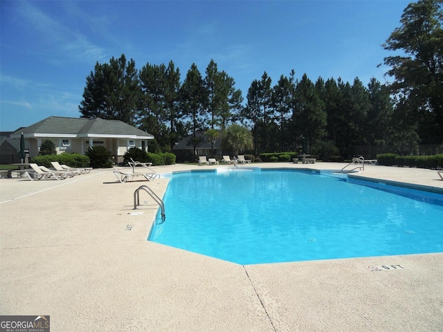 view of swimming pool featuring a patio