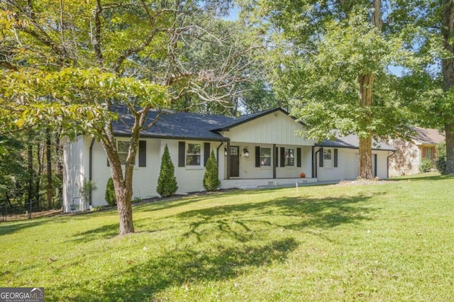 single story home featuring a front yard