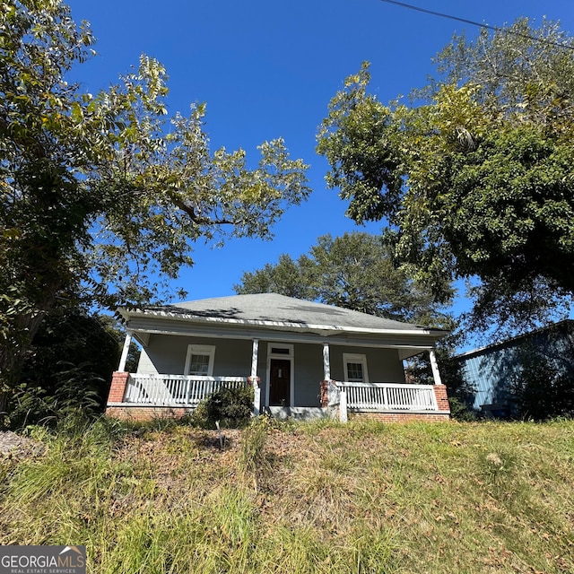 view of front of property featuring covered porch