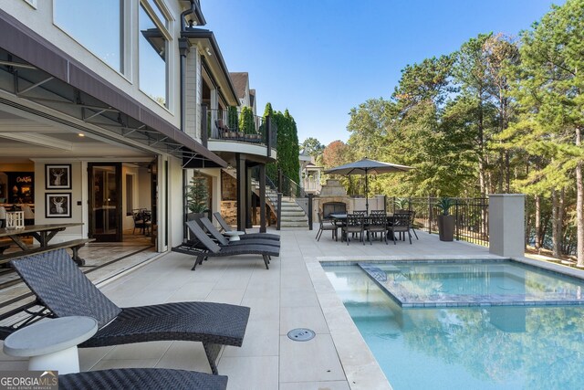 view of swimming pool featuring a patio