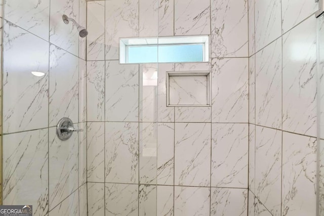 bathroom featuring a tile shower