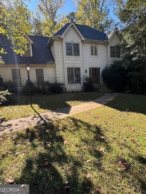 view of front property featuring a front yard