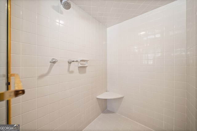 bathroom featuring tiled shower