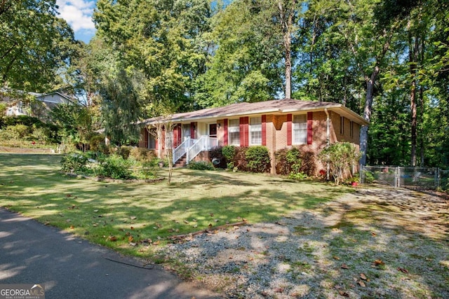 single story home with a front lawn