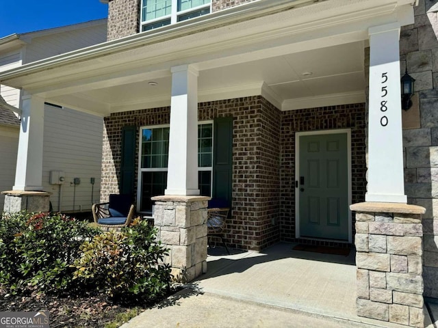 entrance to property featuring covered porch