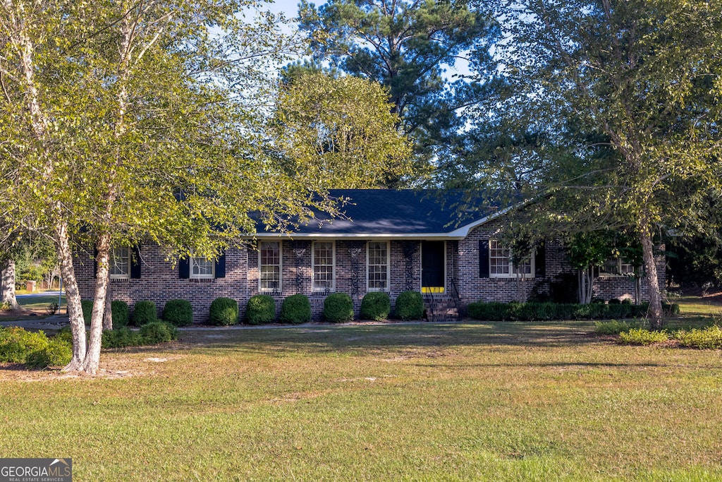 view of front of property with a front yard