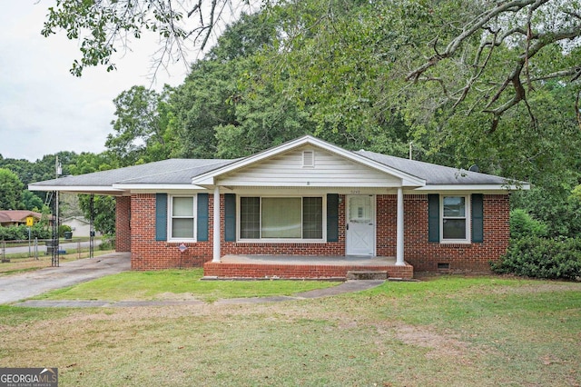 single story home featuring covered porch and a front lawn