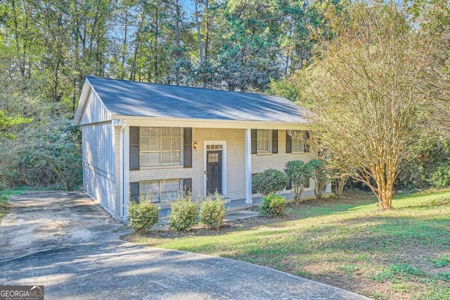 split foyer home featuring a front lawn and a porch