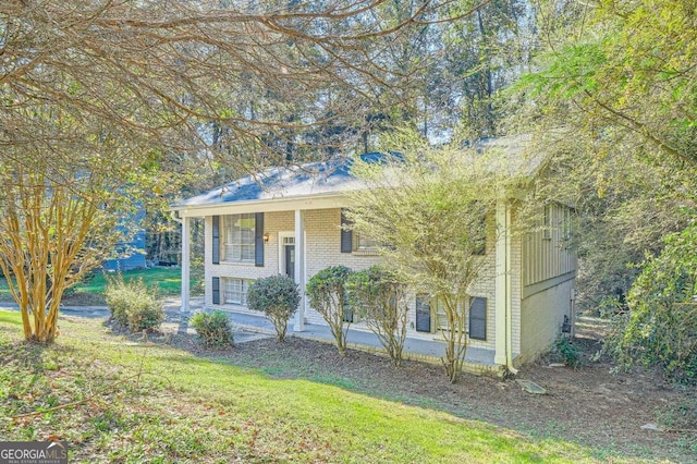 raised ranch featuring a front lawn