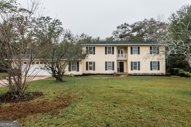 colonial house featuring a front lawn