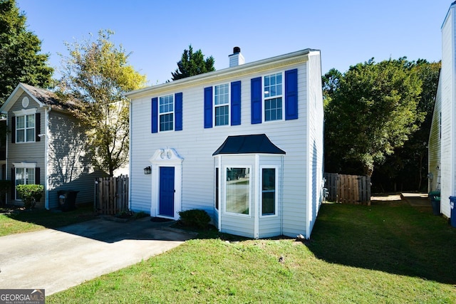 view of front of property featuring a front yard