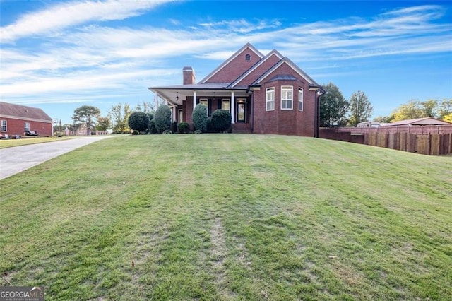 view of front of property featuring a front lawn