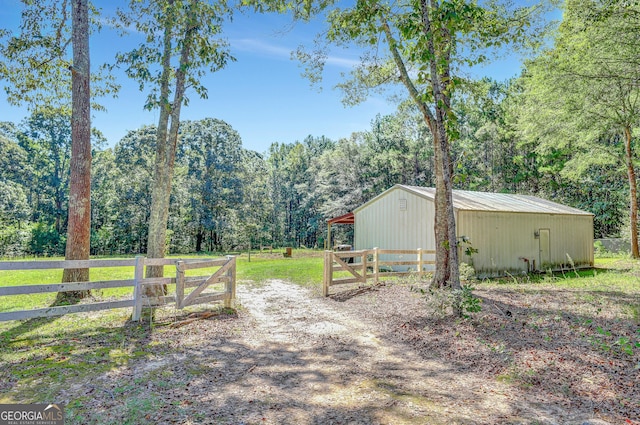 view of yard featuring an outdoor structure