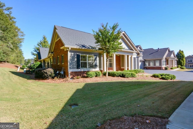 view of front facade with a front lawn