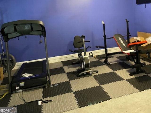 workout room with carpet