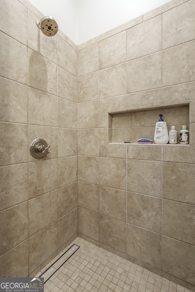 bathroom featuring a tile shower