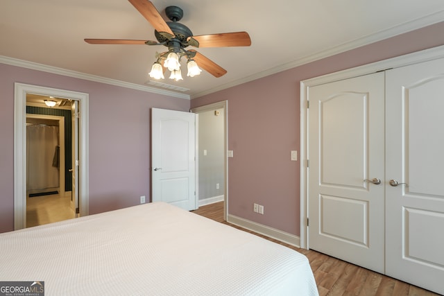 bedroom featuring light hardwood / wood-style floors, a closet, ornamental molding, and ceiling fan