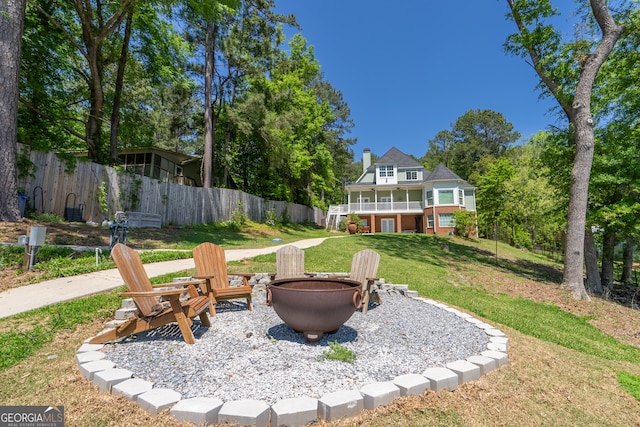 view of yard featuring an outdoor fire pit