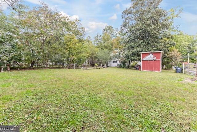 view of yard featuring a shed