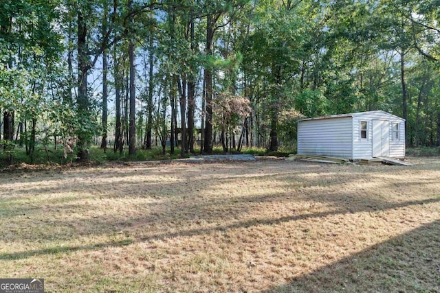 view of yard featuring a storage shed