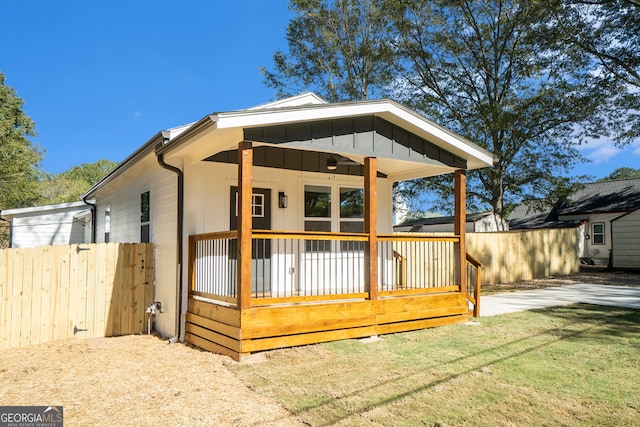 view of front of property featuring a front yard