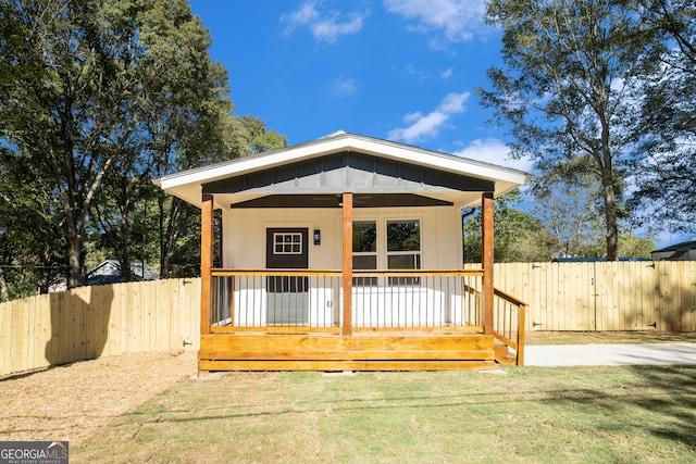 view of front of house featuring a front yard