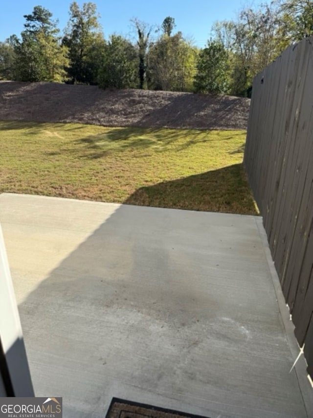 view of yard featuring a patio area