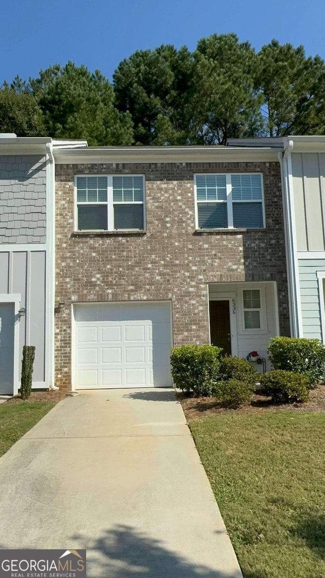 view of front of home featuring a front yard and a garage