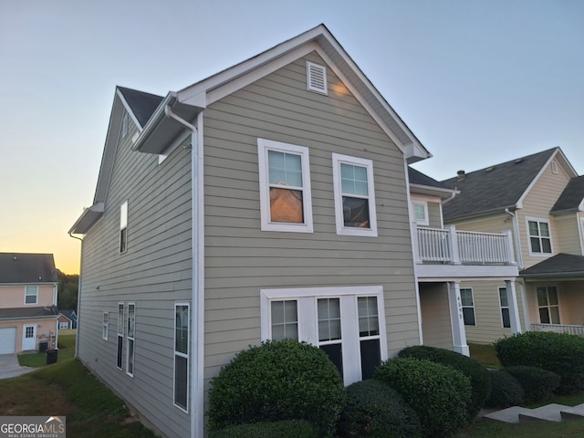 view of front of property featuring a balcony