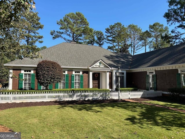 view of front facade featuring a front lawn