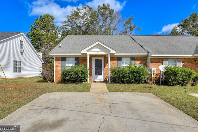 view of front facade featuring a front yard