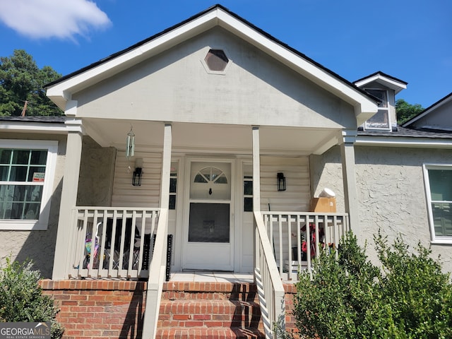 entrance to property featuring covered porch