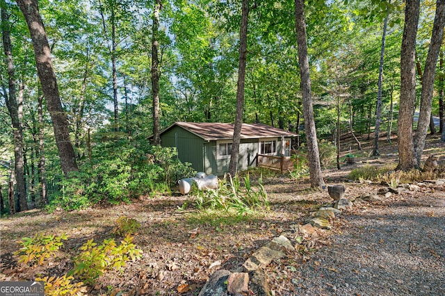 view of yard featuring a storage shed