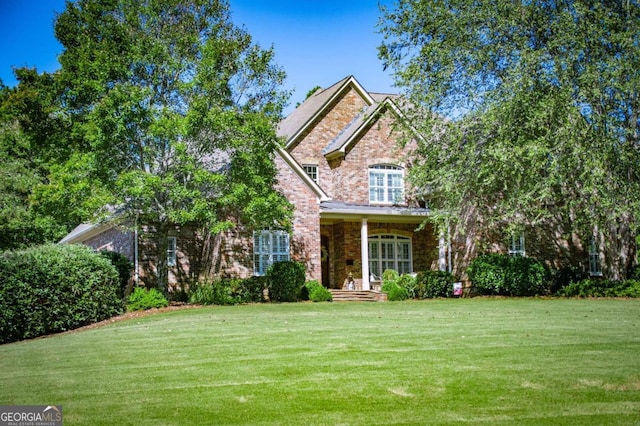 view of front of house featuring a front lawn