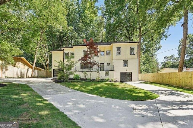 view of front of house with a front lawn