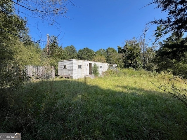 view of yard featuring a storage unit