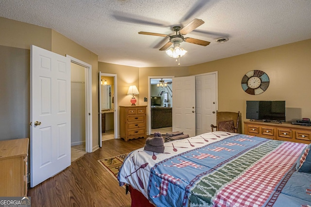 bedroom with dark hardwood / wood-style floors, ensuite bathroom, a textured ceiling, and ceiling fan