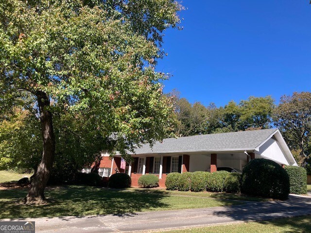 single story home with a front yard