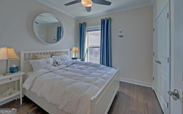 bedroom with ornamental molding, a closet, dark hardwood / wood-style floors, and ceiling fan